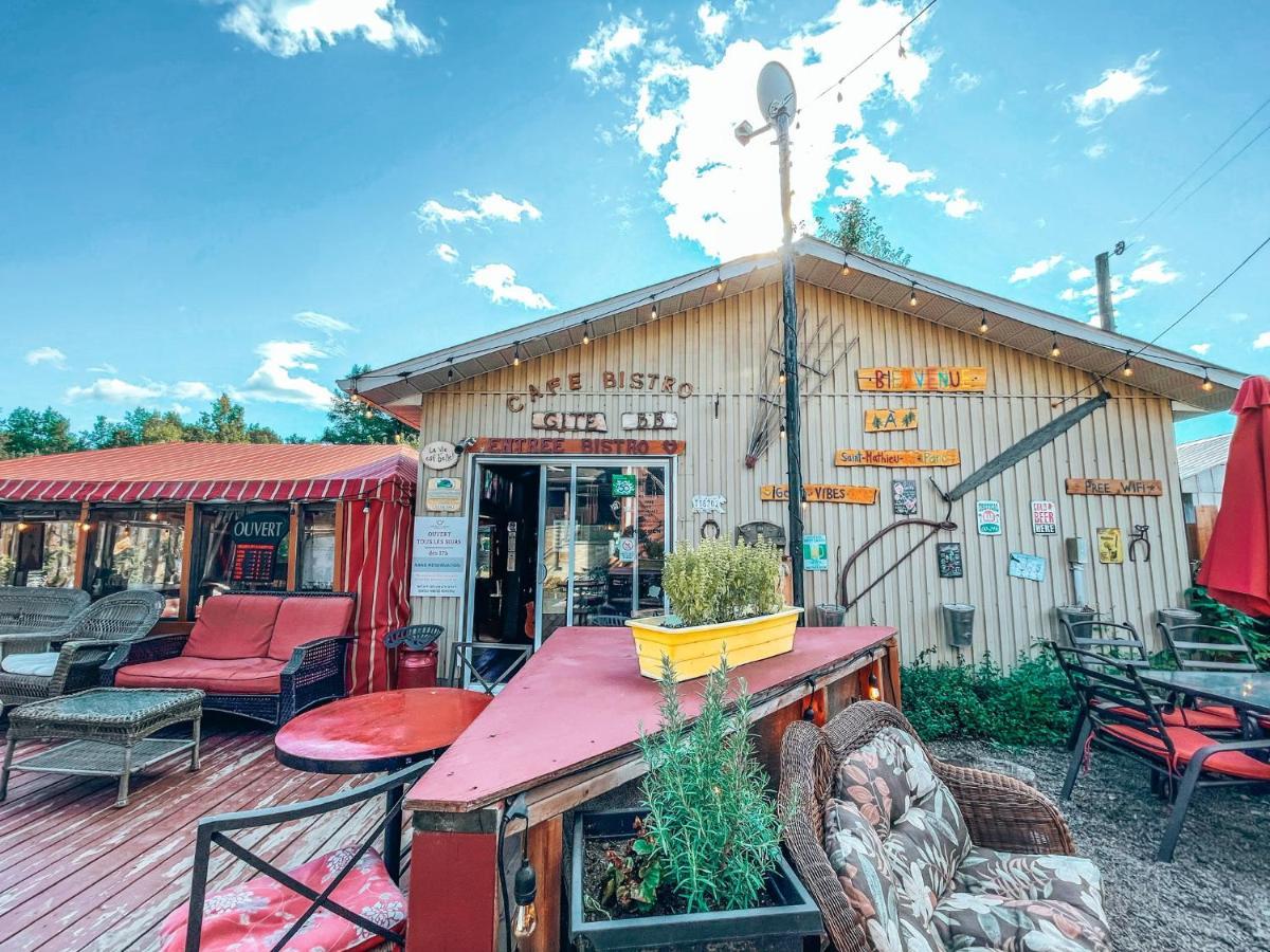 Auberge Mandala Saint-Mathieu-du-Parc Exterior foto